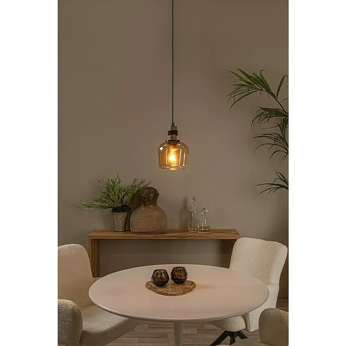 Lucide Ilona Pendelleuchte - 40 W, L x B x H: 12 x 12 x 161 cm, Amber, E27 - Nahaufnahme einer stilvollen Hängelampe mit bernsteinfarbenem Glasschirm und Holzakzenten über einem Esstisch.