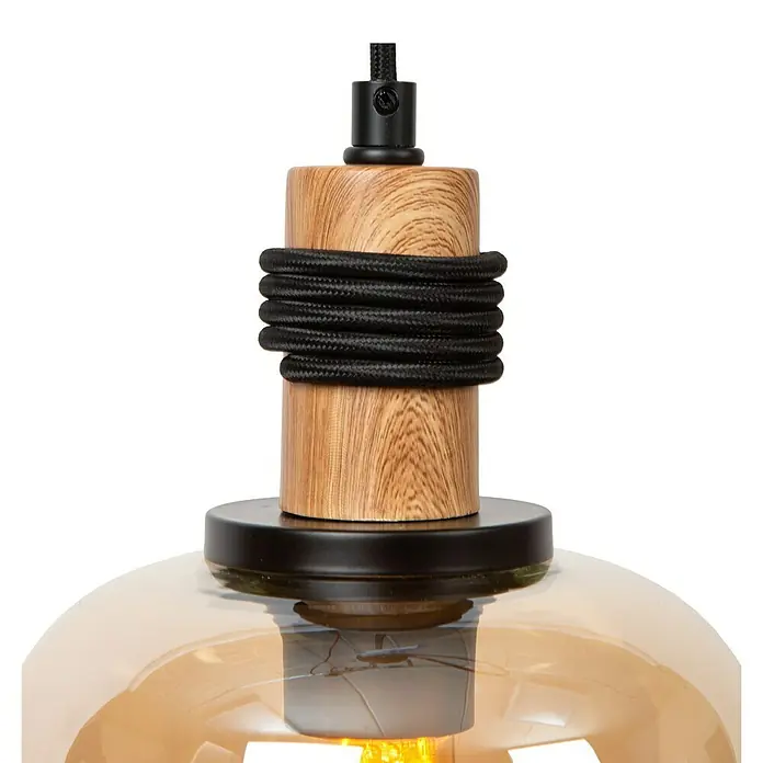 Lucide Ilona Pendelleuchte - 40 W, L x B x H: 60 x 8 x 161 cm, Amber, E27 - Detailaufnahme einer modernen Pendelleuchte mit Holzelement und umwickeltem Kabel über einem bernsteinfarbenen Glasschirm.
