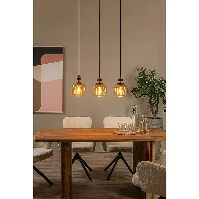 Lucide Ilona Pendelleuchte - 40 W, L x B x H: 60 x 8 x 161 cm, Amber, E27 - Einrichtungsidee: Eine stilvolle Essgruppe mit einer Hängelampe mit drei bernsteinfarbenen Glasschirmen über einem Holztisch.