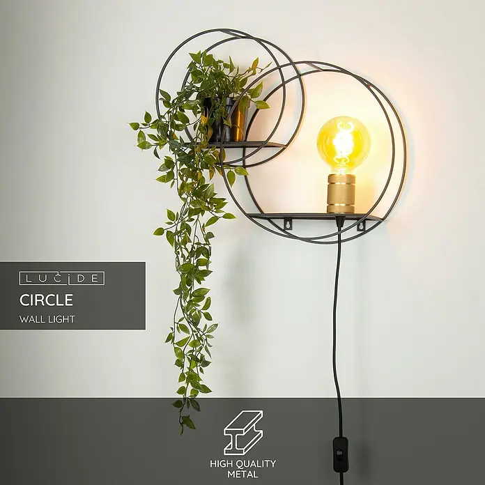 Lucide Wandleuchte - 40 W, L x B x H: 14 x 43 x 38 cm, Schwarz/ Gold, E27 - Nahaufnahme der Lucide Circle Wandleuchte mit dekorativer Glühbirne und Pflanze, die modernes Design und hochwertige Materialien hervorhebt.