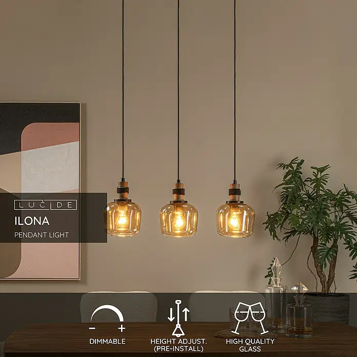 Lucide Ilona Pendelleuchte - 40 W, L x B x H: 60 x 8 x 161 cm, Amber, E27 - Drei Lucide Ilona Pendelleuchten mit bernsteinfarbenen Glasgehängen und schwarzen Kabeln über einem dunklen Holztisch.