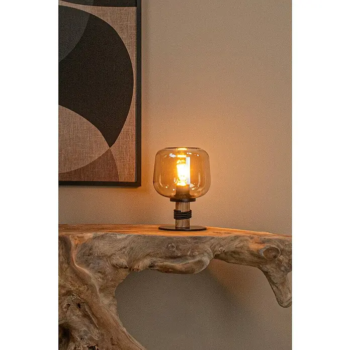 Lucide Ilona Deko-Tischleuchte - 40 W, L x B x H: 23 x 23 x 30 cm, Amber, E27 - Nahaufnahme einer stilvollen Tischleuchte mit einem bernsteinfarbenen Glasschirm und einem Holzfuß auf einem rustikalen Holztisch.