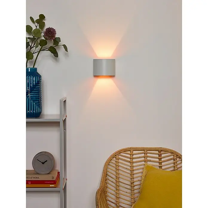 Lucide LED-Wandleuchte Xio - 3,5 W, L x B x H: 14 x 12 x 10,5 cm, Weiß, Warmweiß - Wandleuchte in Grau mit Lichteffekten, montiert an einer weißen Wand. Dekorative Beleuchtung für modernes Interieur.