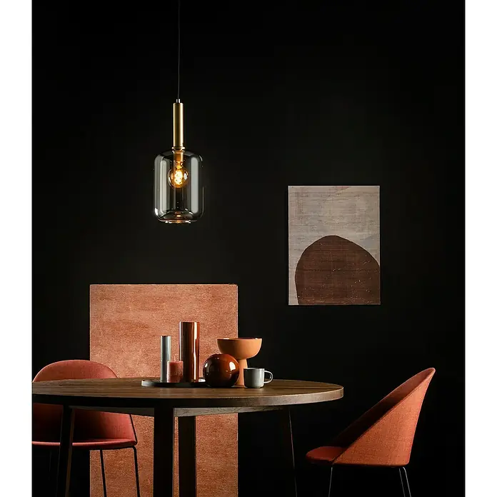 Lucide Pendelleuchte Joanet - 40 W, L x B x H: 32,5 x 32,5 x 150 cm, Rauchfarben, E27, Anzahl Leuchtmittel: 1 Stk. - Elegante Pendelleuchte mit einem klaren Glasdiffusor und goldenen Akzenten, die über einem stilvoll gedeckten Tisch hängt.