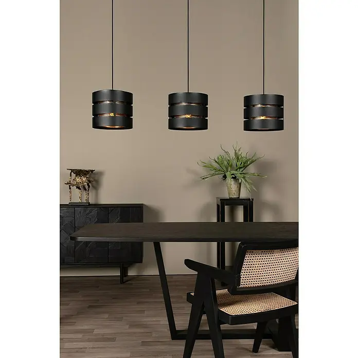 Lucide Rosas Pendelleuchte - 40 W, L x B x H: 110 x 130 x 152 cm, Schwarz, Schwarz/ Gold, E27 - Drei moderne schwarze Hängelampen mit stilvollem Design über einem dunklen Esstisch, schaffen eine elegante Atmosphäre.