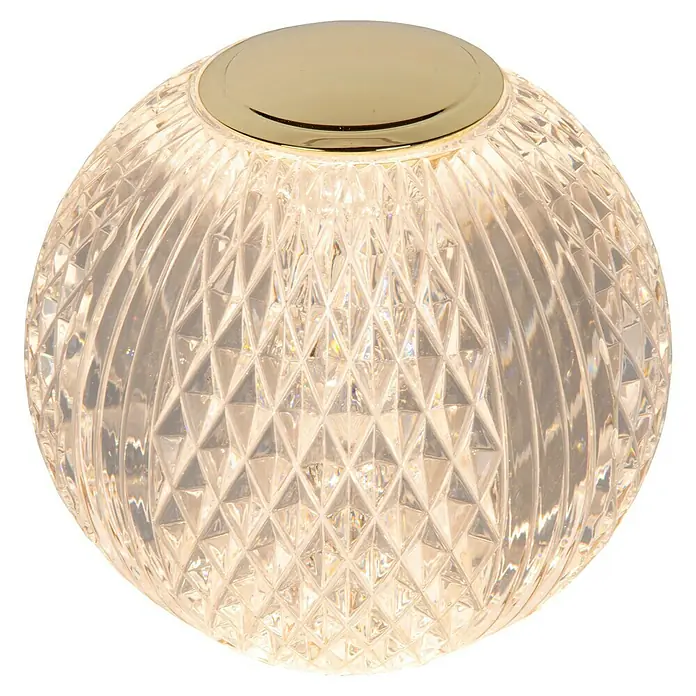 Lucide Cintra Tischleuchte rund - 1,5 W, Ø x H: 9 x 10 cm, Kristall - Diese Nahaufnahme zeigt eine kugelförmige Kristalltischlampe mit einem goldenen Sockel, die ein elegantes und modernes Design aufweist.
