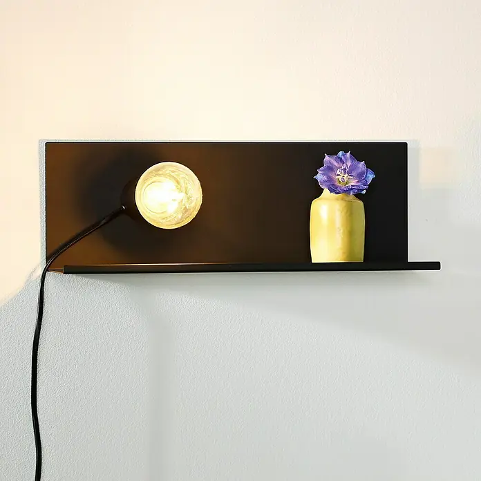 Lucide Wandleuchte Sebo - 40 W, L x B x H: 13 x 36 x 13 cm, Schwarz, E27 - Wandregal mit Lampe und Vase. Elegantes Design mit minimalistischer Ästhetik, ideal für moderne Innenräume.