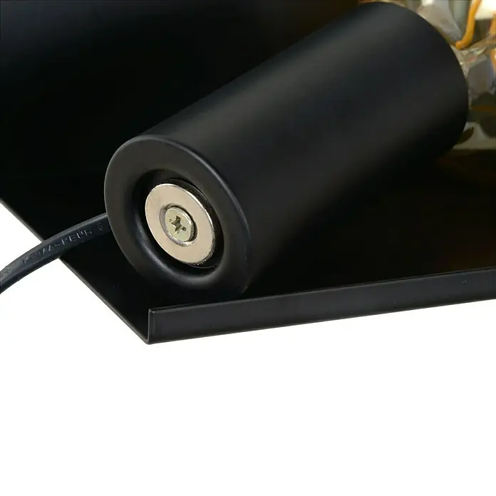 Lucide Wandleuchte Sebo - 40 W, L x B x H: 13 x 36 x 13 cm, Schwarz, E27 - Detailaufnahme einer schwarzen Wandleuchte mit Schraube und Kabel.