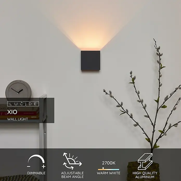 Lucide LED-Wandleuchte Xio Kubus - 4 W, L x B x H: 11 x 11 x 11 cm, Grau, Warmweiß - Das Bild zeigt eine moderne, graue Lucide XIO Wandleuchte, die ein warmes, dimmbares Licht abstrahlt und aus hochwertigem Aluminium gefertigt ist.