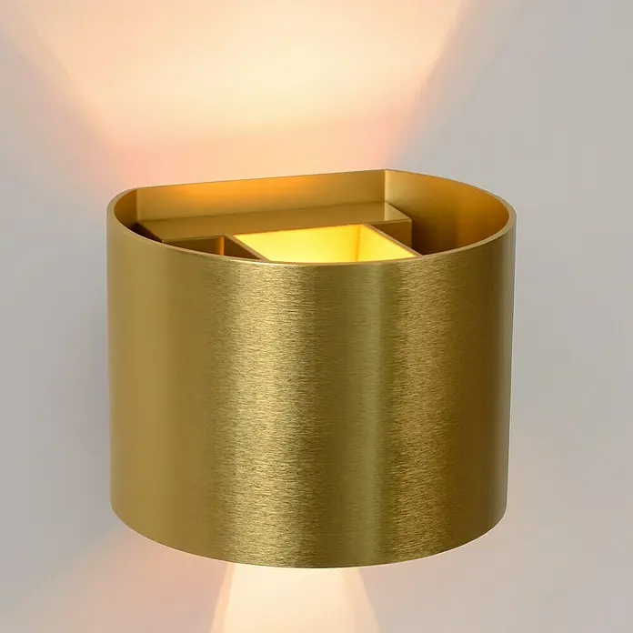 Lucide LED-Wandleuchte Xio - 3,5 W, L x B x H: 14 cm x 12 cm x 10,5 mm, Gold, Warmweiß - Eine elegante, goldfarbene Wandleuchte mit modernem Design, die warmes Licht ausstrahlt und eine stilvolle Atmosphäre schafft.