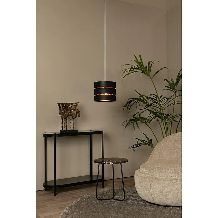 Lucide Rosas Pendelleuchte rund - 40 W, Ø x H: 26 x 152 cm, Schwarz, Schwarz/ Gold, E27 - Elegante Innenaufnahme mit einer modernen, zylindrischen Pendelleuchte in Schwarz, die warmes Licht spendet und das Ambiente aufwertet.