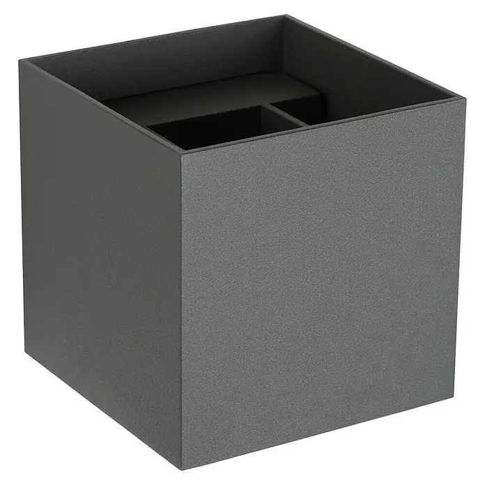 Lucide LED-Wandleuchte Xio Kubus - 4 W, L x B x H: 11 x 11 x 11 cm, Grau, Warmweiß - Nahaufnahme einer modernen, grauen Wandleuchte in Würfelform. Das minimalistische Design eignet sich ideal für stilvolle Innenräume.