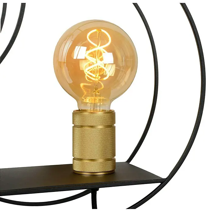Lucide Wandleuchte - 40 W, L x B x H: 14 x 43 x 38 cm, Schwarz/ Gold, E27 - Nahaufnahme einer stilvollen Lampe mit goldenem Sockel und warm leuchtender Glühbirne auf einem schwarzen Regal.