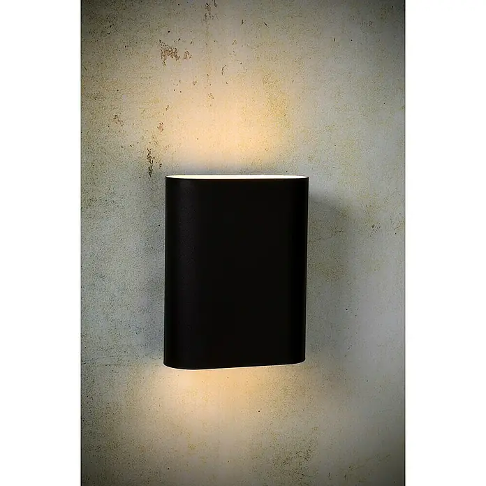 Lucide Wandleuchte Ovalis - 9 W, L x B x H: 18 x 10 x 22 cm, Schwarz/ Weiß, E14 - Elegante schwarze Wandleuchte mit warmem Lichtschein an einer strukturierten Wand für stimmungsvolle Beleuchtung.