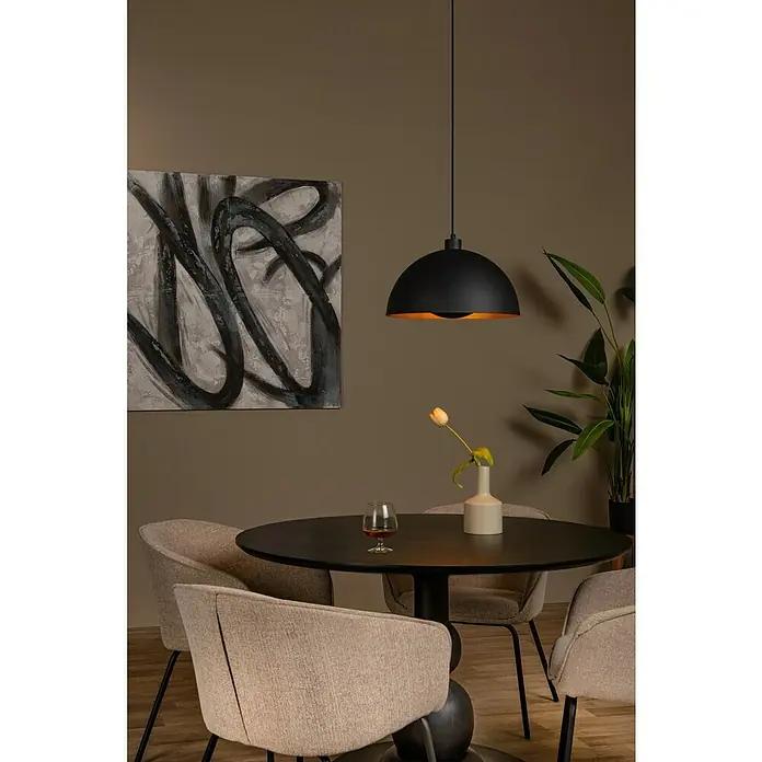 Lucide Siemon Pendelleuchte rund - 40 W, Ø x H: 40 x 150 cm, Schwarz/ Gold, E27 - Elegante schwarze Hängelampe über einem Esstisch mit minimalistischem Design und warmem Licht.