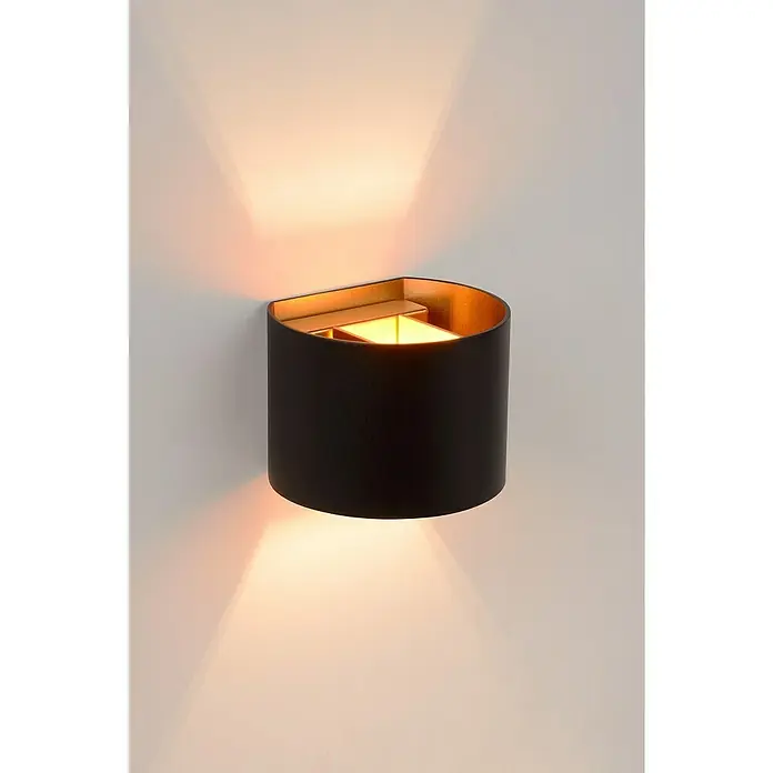 Lucide LED-Wandleuchte Xio - 3,5 W, L x B x H: 14 x 12 x 10,5 cm, Schwarz - Nahaufnahme einer modernen schwarzen Wandleuchte mit goldenem Innenraum, die ein warmes Licht nach oben und unten wirft.