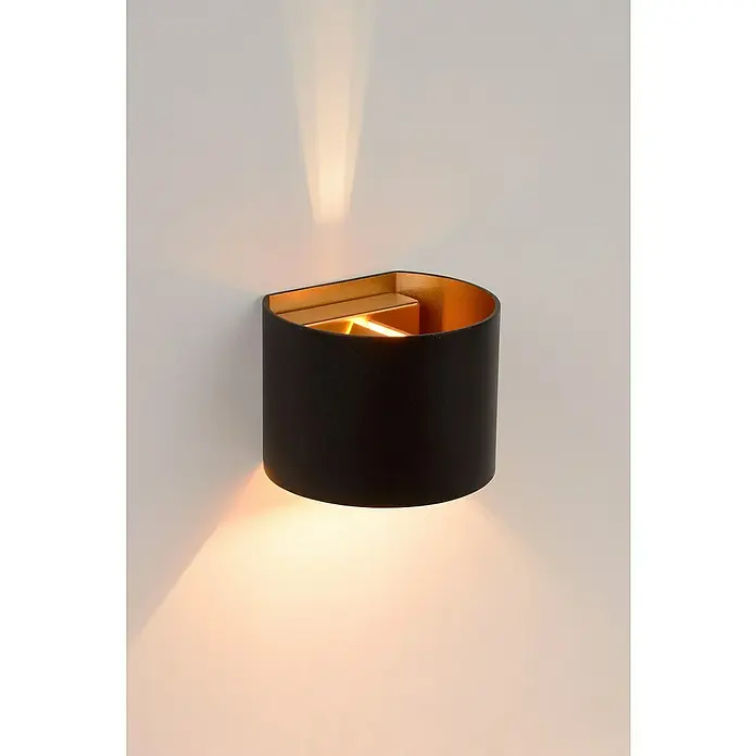 Lucide LED-Wandleuchte Xio - 3,5 W, L x B x H: 14 x 12 x 10,5 cm, Schwarz - Moderne Wandleuchte mit schwarzem Gehäuse und goldenem Inneren, die ein warmes Licht nach oben und unten abstrahlt.