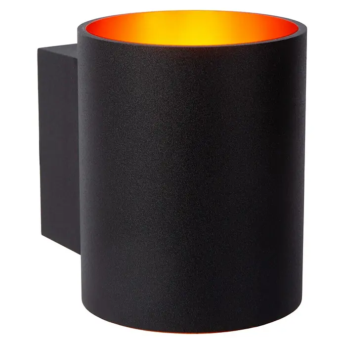Lucide Wandleuchte Xera - 42 W, L x B x H: 11 x 9 x 11,5 cm, Schwarz, G9 - Nahaufnahme einer modernen, zylindrischen Wandleuchte in Schwarz mit goldfarbener Innenseite, die warmes Licht ausstrahlt.