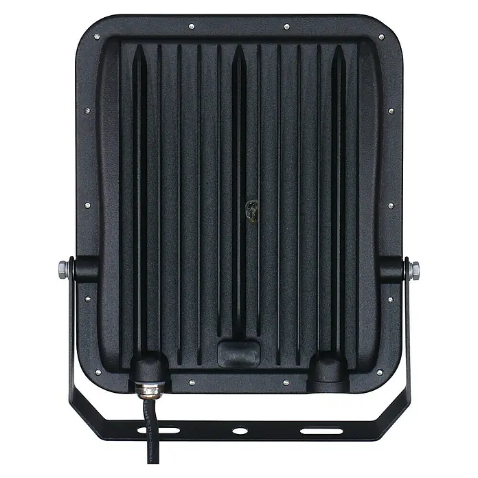 Panaled Zafra Proyector LED - 100 W, Gris - Primer plano de un foco LED negro con disipador de calor y soporte de montaje, ideal para áreas exteriores e iluminación de edificios.