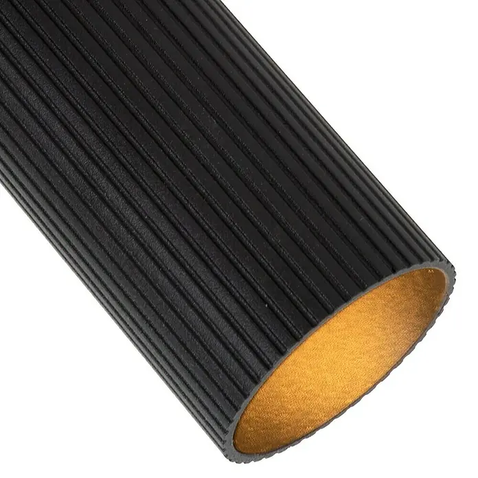 Lucide Clubs Deckenstrahler - 40 W, L x B x H: 35,5 x 12 x 11,5 cm, Schwarz, GU10, Anzahl Leuchtmittel: 2 Stk. - Eine Nahaufnahme einer schwarzen geriffelten Röhrenleuchte mit goldener Innenseite, die ein warmes Licht ausstrahlt. Die Lampe ist modern und stilvoll.