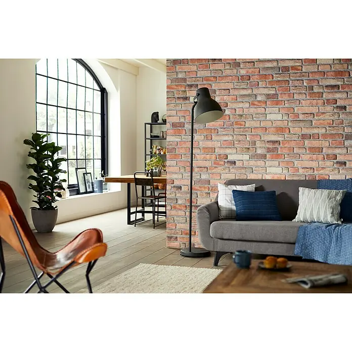 Panel de pared Ultra Light Ladrillo - 120 x 30 cm, 1 ud. - Salón con sofá gris, lámpara de pie y pared de ladrillo al fondo. Espacios luminosos con diseño moderno.
