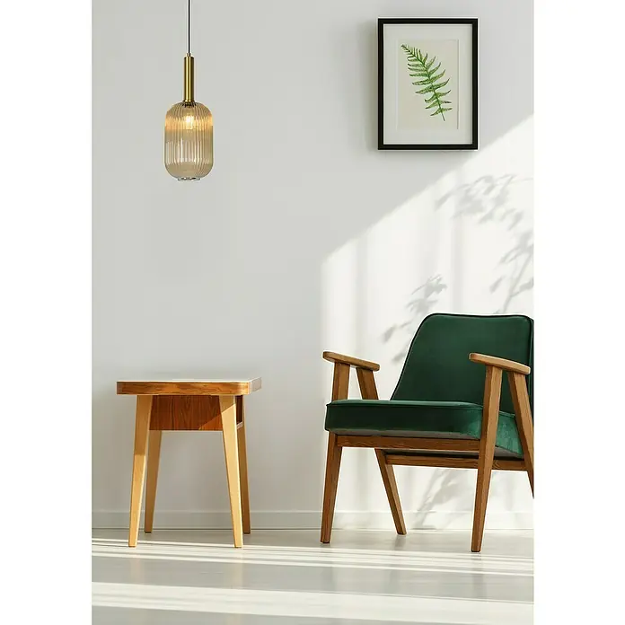 Lucide Maloto Pendelleuchte - 40 W, L x B x H: 150 x 20 x 150 cm, Bernstein/ Gold, E27 - Elegante Inneneinrichtung mit einer stilvollen Pendelleuchte aus geriffeltem Glas, die über einem Beistelltisch und einem grünen Sessel hängt.