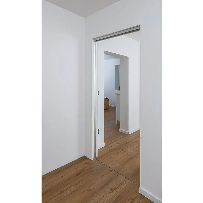 Knauf Pocket Kit Easy Spachtellaibung CW100 - Trockenbauzubehör geeignet für: Glastüren, 1-flügelig, Passend für: Knauf Schiebetür-System Pocket Kit - Helle Inneneinrichtung mit Holzboden und einem modernen Schiebetürrahmen, der den Blick in einen angrenzenden Raum freigibt.
