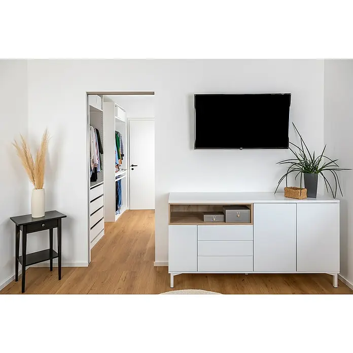 Knauf Pocket Kit Easy Spachtellaibung CW100 - Trockenbauzubehör geeignet für: Glastüren, 1-flügelig, Passend für: Knauf Schiebetür-System Pocket Kit - Ein modernes Wohnzimmer mit einem weißen Sideboard, einem schwarzen Fernseher und dekorativen Elementen wie Pflanzen und Vasen.