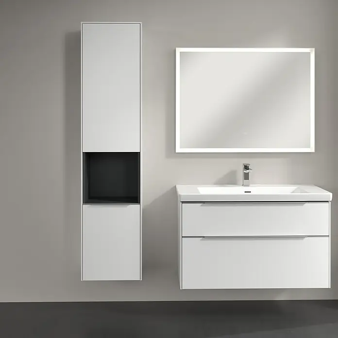 Villeroy & Boch Subway 3.0 Hochschrank - B x T x H: 40 x 36,2 x 171 cm, 1x offenes Fach, 2x Tür, Pure White, Farbe Griff: Aluminium glänzend, DIN Anschlag: Links - Elegantes Badezimmer-Set mit weißem Waschbeckenunterschrank, Spiegelschrank mit LED-Beleuchtung und Hochschrank in Weiß und Grau.