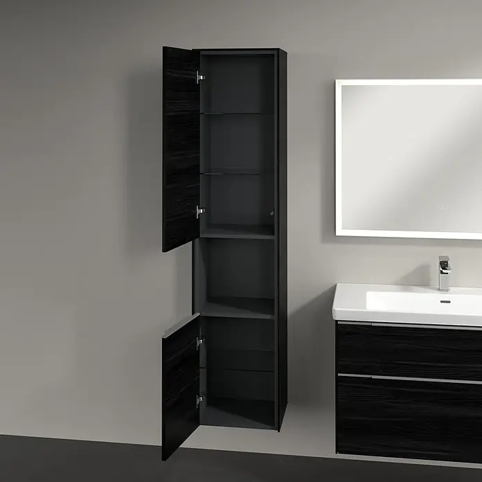 Villeroy & Boch Subway 3.0 Hochschrank - B x T x H: 40 x 36,2 x 171 cm, 1x offenes Fach, 2x Tür, Black Oak, Farbe Griff: Aluminium glänzend, DIN Anschlag: Links - Ein hochformatiger Badezimmerschrank in dunklem Holz mit geöffneten Türen und Glasböden, neben einem Waschtisch mit Spiegel.