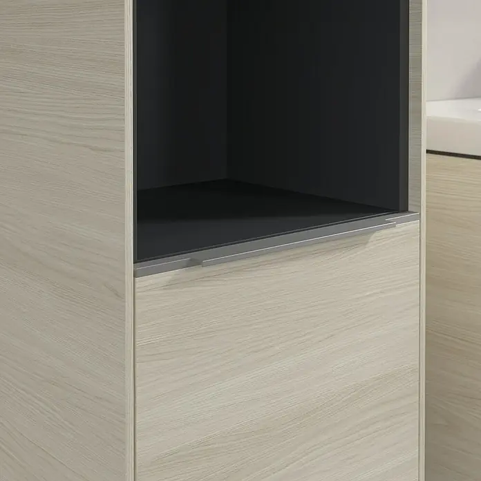 Villeroy & Boch Subway 3.0 Hochschrank - B x T x H: 40 x 36,2 x 171 cm, 1x offenes Fach, 2x Tür, White Oak, Farbe Griff: Aluminium glänzend, DIN Anschlag: Links - Nahaufnahme eines Küchenschranks mit einer Schublade mit Holzstruktur und einem offenen Fach darüber in dunklem Farbton.