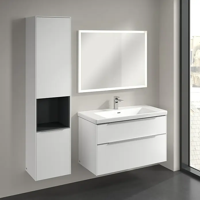 Villeroy & Boch Subway 3.0 Hochschrank - B x T x H: 40 x 36,2 x 171 cm, 1x offenes Fach, 2x Tür, Pure White, Farbe Griff: Aluminium glänzend, DIN Anschlag: Links - Badezimmer mit weißem Waschtischunterschrank, Spiegelschrank und Hochschrank.