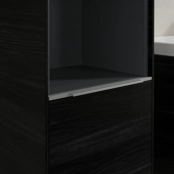 Villeroy & Boch Subway 3.0 Hochschrank - B x T x H: 40 x 36,2 x 171 cm, 1x offenes Fach, 2x Tür, Black Oak, Farbe Griff: Aluminium glänzend, DIN Anschlag: Links - Detailaufnahme eines modernen Badezimmerschranks in dunklem Holzdesign mit offenem Fach und schlichtem, silberfarbenem Griff.