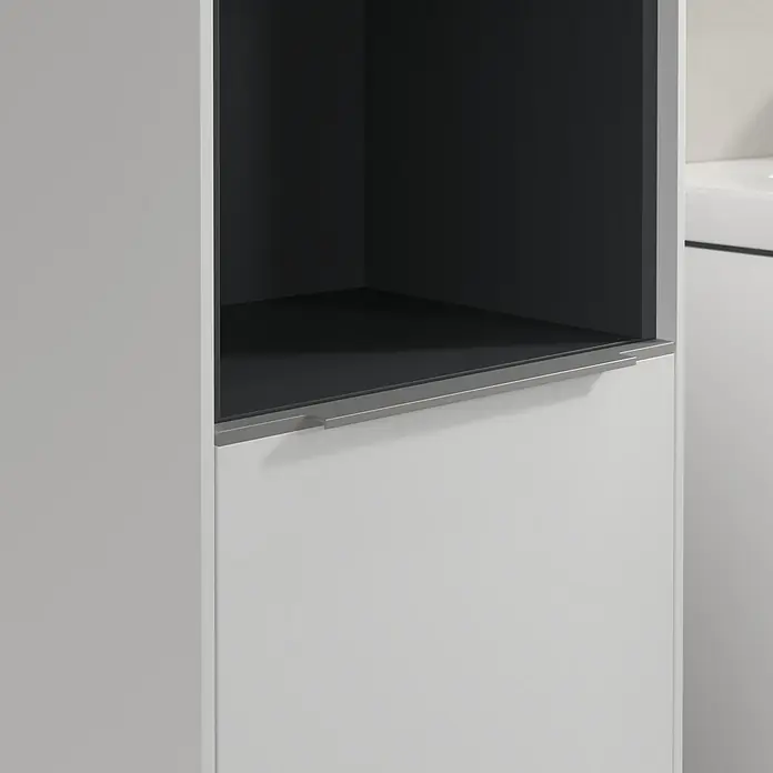 Villeroy & Boch Subway 3.0 Hochschrank - B x T x H: 40 x 36,2 x 171 cm, 1x offenes Fach, 2x Tür, Pure White, Farbe Griff: Aluminium glänzend, DIN Anschlag: Links - Nahaufnahme eines weißen Badezimmerschranks mit offenem Regalbereich in Anthrazit und einer Schublade mit silberfarbenem Griff.