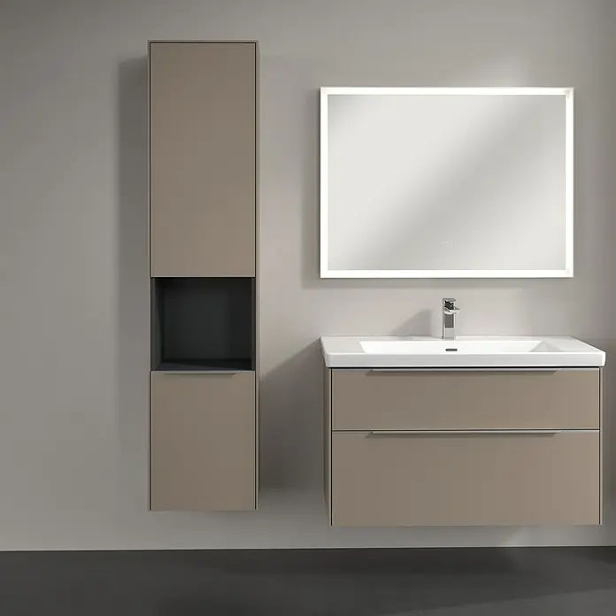 Villeroy & Boch Subway 3.0 Hochschrank - B x T x H: 40 x 36,2 x 171 cm, 1x offenes Fach, 2x Tür, Taupe, Farbe Griff: Aluminium glänzend, DIN Anschlag: Links - Das Bild zeigt ein modernes Badezimmer-Set mit einem Waschbeckenunterschrank, einem Spiegelschrank und einem Hochschrank in einem eleganten Design.