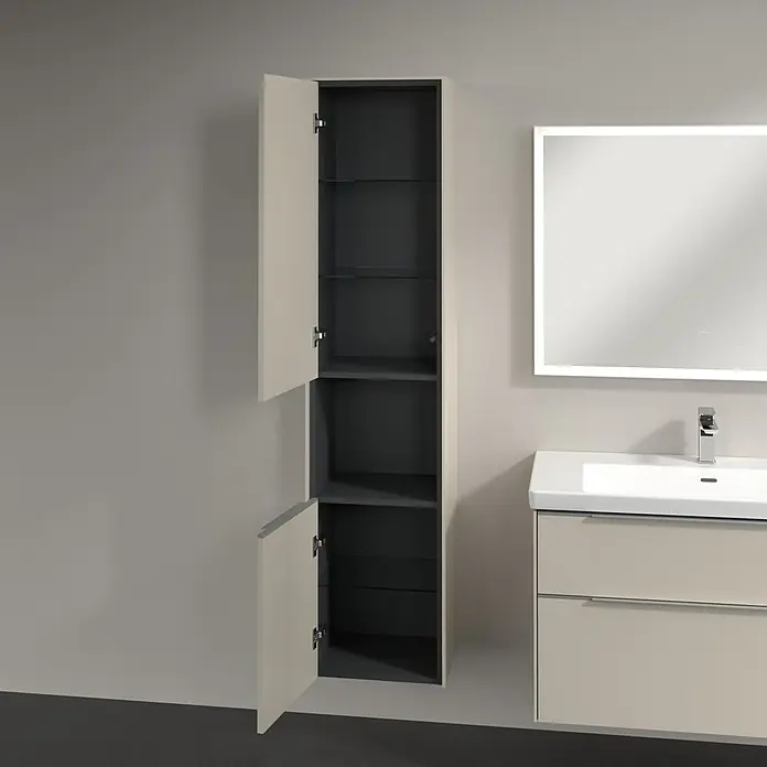 Villeroy & Boch Subway 3.0 Hochschrank - B x T x H: 40 x 36,2 x 171 cm, 1x offenes Fach, 2x Tür, Cashmere Grey, Farbe Griff: Aluminium glänzend, DIN Anschlag: Links - Ein hochformatiger Badezimmerschrank mit zwei offenen Türen und mehreren Regalböden, der modernen Stauraum neben einem Waschtisch bietet.