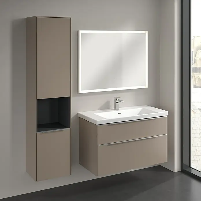 Villeroy & Boch Subway 3.0 Hochschrank - B x T x H: 40 x 36,2 x 171 cm, 1x offenes Fach, 2x Tür, Taupe, Farbe Griff: Aluminium glänzend, DIN Anschlag: Links - Elegantes Badezimmer-Set mit einem Waschtischunterschrank in Taupe, einem Hochschrank und einem beleuchteten Spiegel für moderne Bäder.