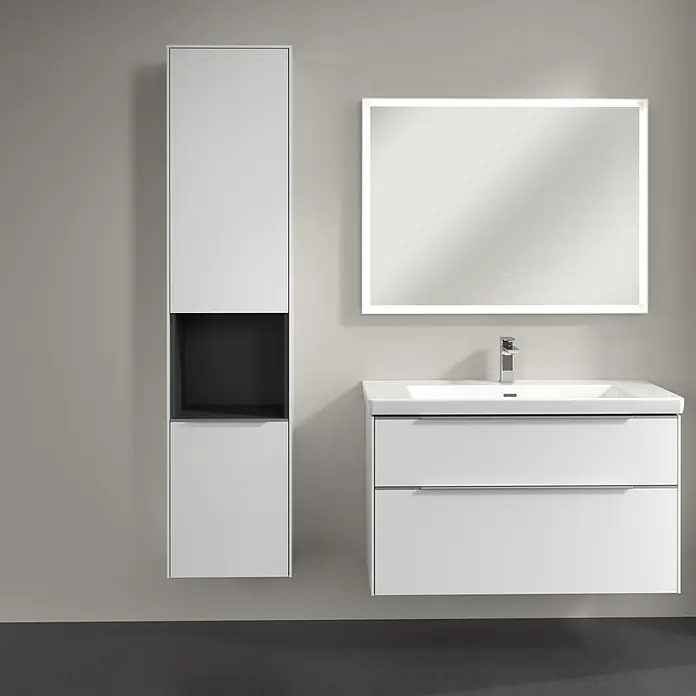 Villeroy & Boch Subway 3.0 Hochschrank - B x T x H: 40 x 36,2 x 171 cm, 1x offenes Fach, 2x Tür, Brilliant White, Farbe Griff: Aluminium glänzend, DIN Anschlag: Links - Elegantes Badezimmer-Set mit einem Waschbeckenunterschrank mit zwei Schubladen, einem Hochschrank mit offenem Fach und einem beleuchteten Spiegel.