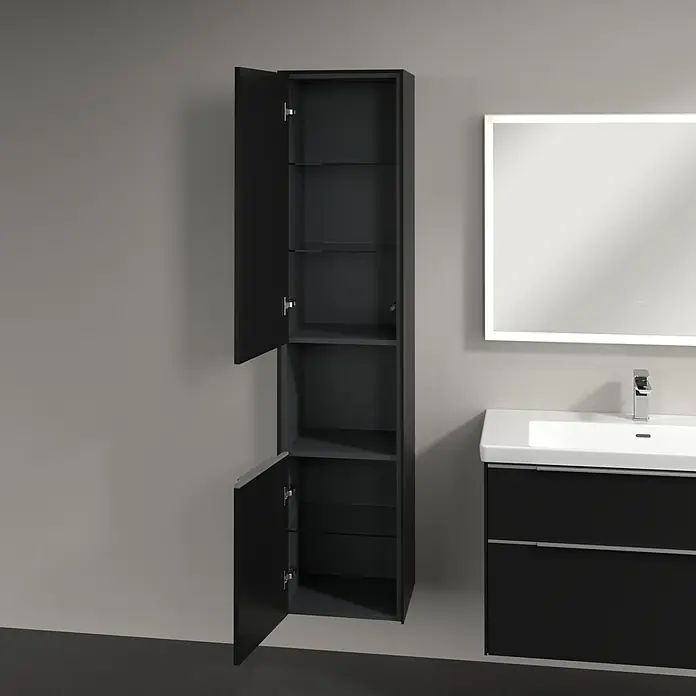 Villeroy & Boch Subway 3.0 Hochschrank - B x T x H: 40 x 36,2 x 171 cm, 1x offenes Fach, 2x Tür, Volcano Black, Farbe Griff: Aluminium glänzend, DIN Anschlag: Links - Offener, hochglänzend grauer Badezimmerschrank mit Glasböden neben einem Waschbecken mit Spiegel. Moderne Badezimmereinrichtung für stilvolle Ordnung.