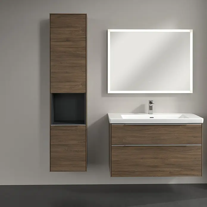 Villeroy & Boch Subway 3.0 Hochschrank - B x T x H: 40 x 36,2 x 171 cm, 1x offenes Fach, 2x Tür, Arizona Oak, Farbe Griff: Aluminium glänzend, DIN Anschlag: Links - Badezimmer mit Holzschrank, Waschtischunterschrank mit zwei Schubladen und beleuchtetem Spiegel.