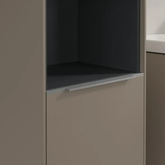Villeroy & Boch Subway 3.0 Hochschrank - B x T x H: 40 x 36,2 x 171 cm, 1x offenes Fach, 2x Tür, Taupe, Farbe Griff: Aluminium glänzend, DIN Anschlag: Links - Detailaufnahme eines modernen Küchenschranks in Taupe mit einem offenen Regalbereich. Die silbernen Griffe ergänzen das schlichte Design.