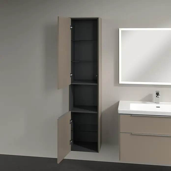 Villeroy & Boch Subway 3.0 Hochschrank - B x T x H: 40 x 36,2 x 171 cm, 1x offenes Fach, 2x Tür, Taupe, Farbe Griff: Aluminium glänzend, DIN Anschlag: Links - Abgebildet ist ein Badezimmer mit einem offenen, hochformatigen Badezimmerschrank mit Ablagen, einem Waschbeckenunterschrank und einem beleuchteten Spiegel.