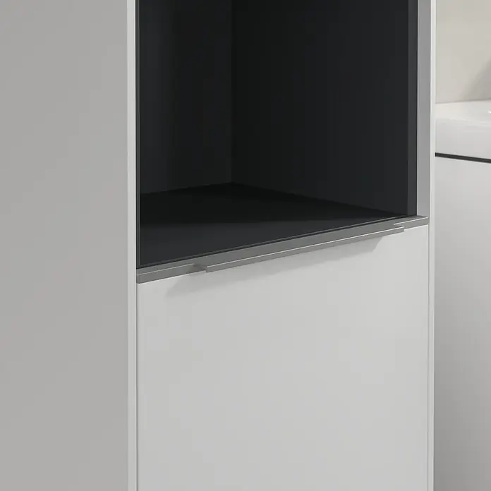 Villeroy & Boch Subway 3.0 Hochschrank - B x T x H: 40 x 36,2 x 171 cm, 1x offenes Fach, 2x Tür, Brilliant White, Farbe Griff: Aluminium glänzend, DIN Anschlag: Links - Ein moderner Badezimmerschrank in Weiß mit einem offenen Regal in Grau, das Design und Funktionalität vereint.