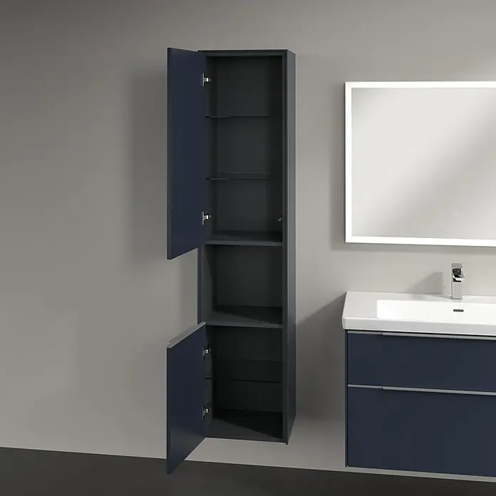 Villeroy & Boch Subway 3.0 Hochschrank - B x T x H: 40 x 36,2 x 171 cm, 1x offenes Fach, 2x Tür, Marine Blue, Farbe Griff: Aluminium glänzend, DIN Anschlag: Links - Blauer Badezimmerschrank mit offenen Türen und Glasböden, neben einem Waschtisch mit Spiegel, für stilvolle Badaufbewahrung.