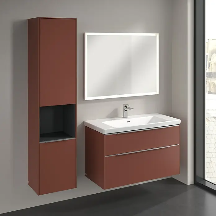 Villeroy & Boch Subway 3.0 Hochschrank - B x T x H: 40 x 36,2 x 171 cm, 1x offenes Fach, 2x Tür, Wine Red, Farbe Griff: Aluminium glänzend, DIN Anschlag: Links - Moderne Badezimmereinrichtung mit Waschbeckenunterschrank in Rotbraun, passendem Hochschrank und beleuchtetem Spiegel für ein stilvolles Ambiente.