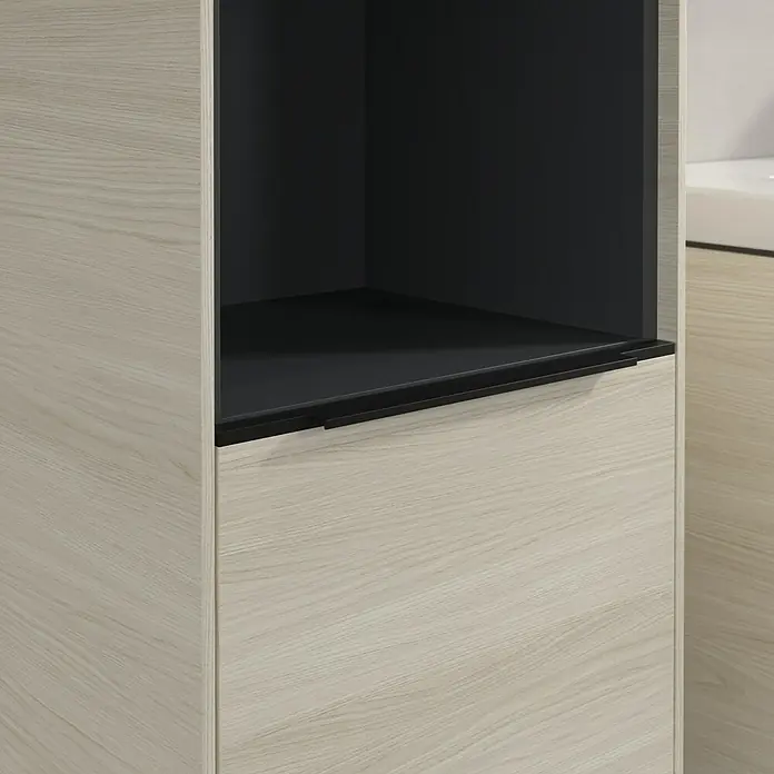 Villeroy & Boch Subway 3.0 Hochschrank - B x T x H: 40 x 36,2 x 171 cm, 1x offenes Fach, 2x Tür, White Oak, Farbe Griff: Volcano black, DIN Anschlag: Links - Nahaufnahme eines modernen Badschranks mit hellem Holzdekor und schwarzem Fach.
