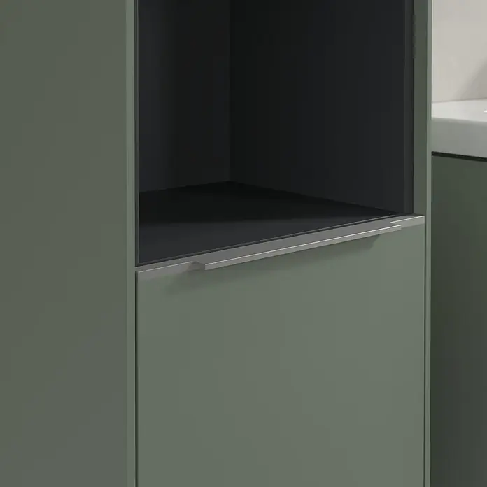 Villeroy & Boch Subway 3.0 Hochschrank - B x T x H: 40 x 36,2 x 171 cm, 1x offenes Fach, 2x Tür, Soft Green, Farbe Griff: Aluminium glänzend, DIN Anschlag: Links - Moderner Badezimmerschrank in Olivgrün mit offenem Regal und Schublade mit silberfarbenem Griff für stilvolle Badaufbewahrung.