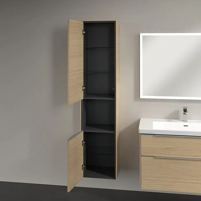 Villeroy & Boch Subway 3.0 Hochschrank - B x T x H: 40 x 36,2 x 171 cm, 1x offenes Fach, 2x Tür, Nordik oak, Farbe Griff: Aluminium glänzend, DIN Anschlag: Links - Ein Badezimmer-Hochschrank in Holzoptik mit offenen Türen, der Einblick in die grauen Regalfächer gewährt, neben einem modernen Waschbecken.