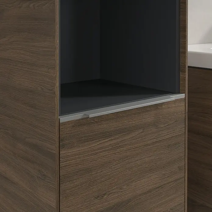 Villeroy & Boch Subway 3.0 Hochschrank - B x T x H: 40 x 36,2 x 171 cm, 1x offenes Fach, 2x Tür, Arizona Oak, Farbe Griff: Aluminium glänzend, DIN Anschlag: Links - Nahaufnahme eines stilvollen Badezimmerschranks mit Holzstruktur und einem offenen Regalbereich.