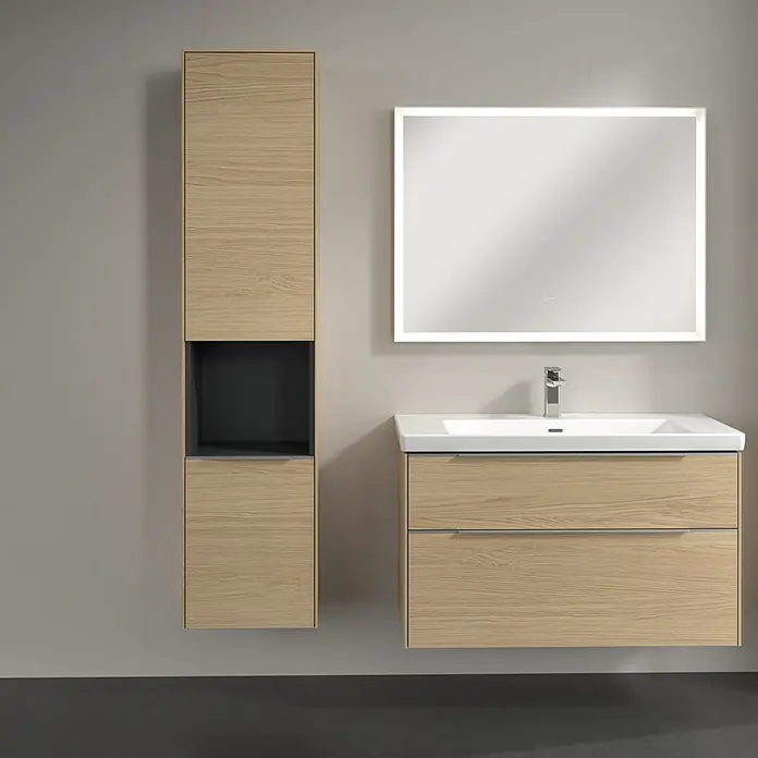 Villeroy & Boch Subway 3.0 Hochschrank - B x T x H: 40 x 36,2 x 171 cm, 1x offenes Fach, 2x Tür, Nordik oak, Farbe Griff: Aluminium glänzend, DIN Anschlag: Links - Ein modernes Badezimmer-Set mit einem Waschtischunterschrank in Holzoptik, einem Hochschrank und einem beleuchteten Spiegel.